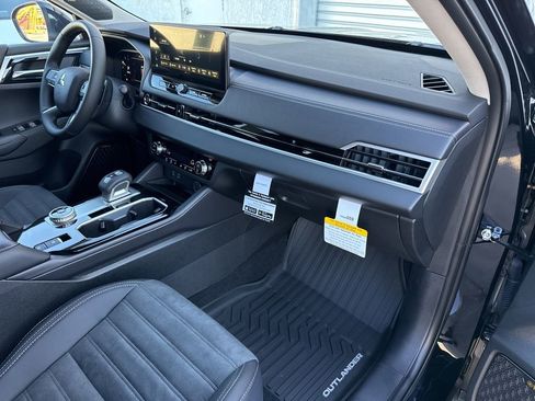 New 2025 Mitsubishi Outlander SE image 35