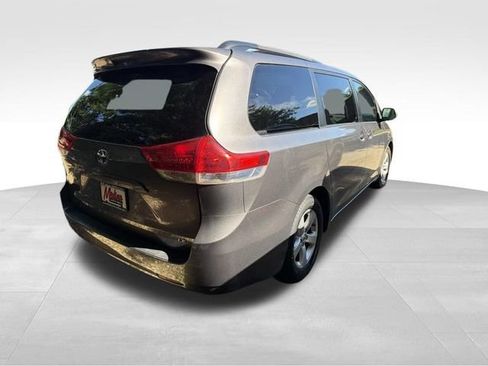 Used 2013 Toyota Sienna LE w/ Towing Pkg FWD image 4