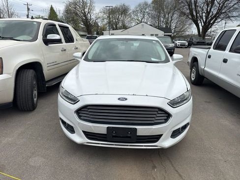 Used 2015 Ford Fusion SE image 2