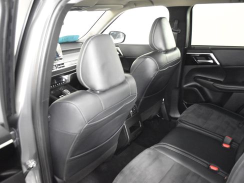 Used 2024 Mitsubishi Outlander SE image 45