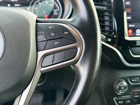 Used 2020 Jeep Cherokee Limited FWD image 37