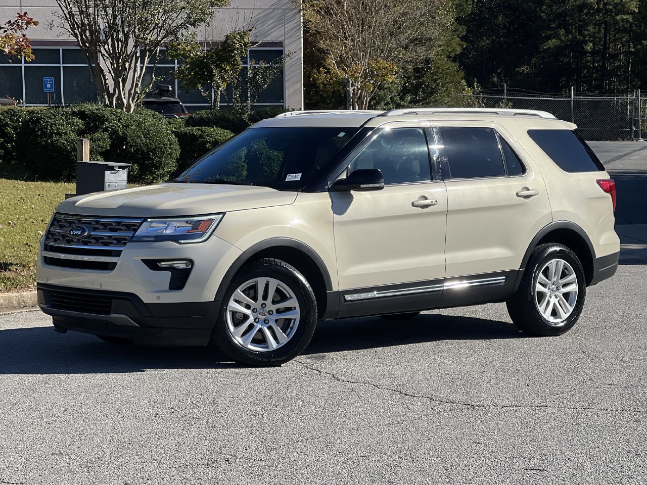 Used 2018 Ford Explorer XLT w/ Equipment Group 202A AWD/4WD image 1