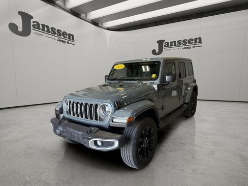 Used 2025 Jeep Wrangler Unlimited Sahara AWD/4WD image 8
