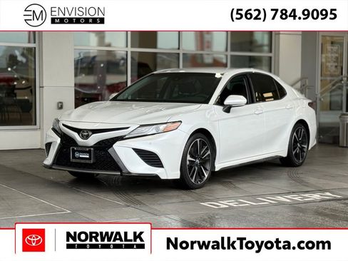 Used 2018 Toyota Camry XSE image 1