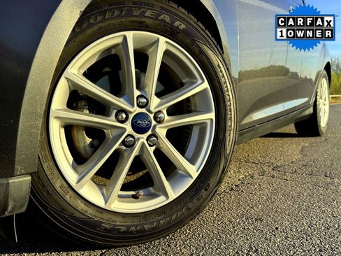 Used 2017 Ford Focus SE image 2