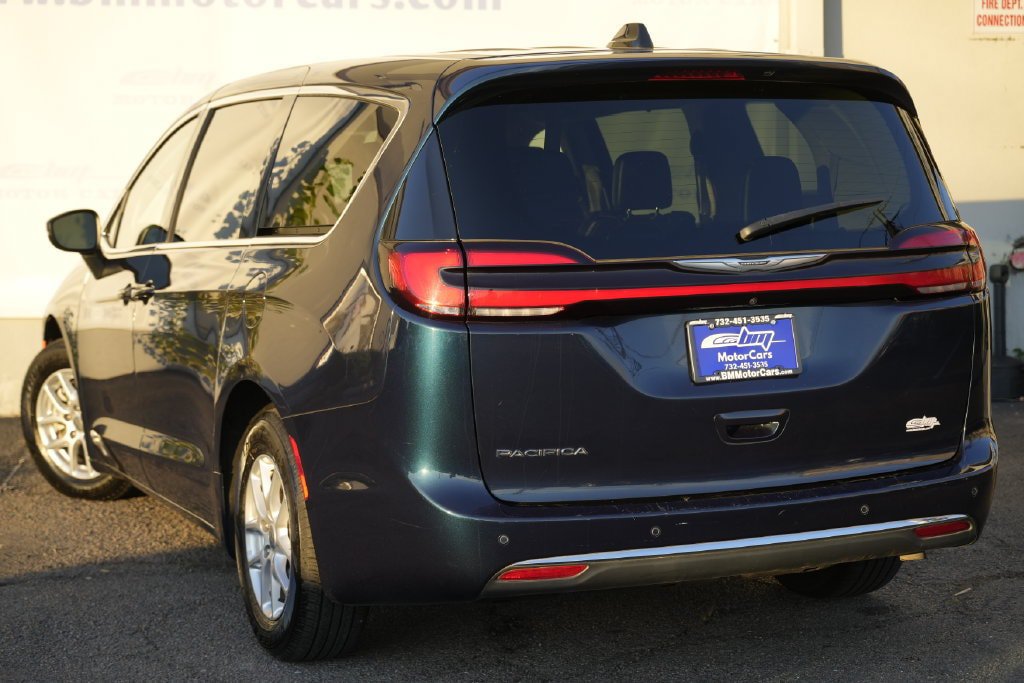 Used 2023 Chrysler Pacifica Touring-L FWD image 4