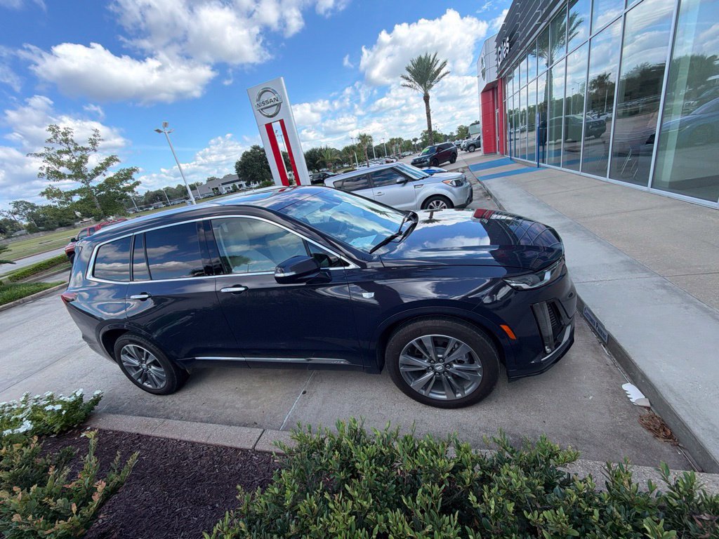 Used 2025 Cadillac XT6 Premium Luxury w/ LPO, Floor Liner Package FWD image 4