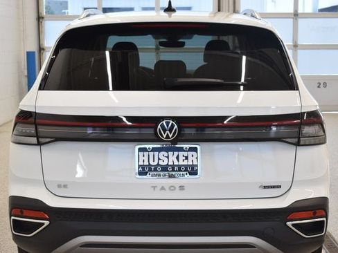 Used 2025 Volkswagen Taos SE AWD/4WD image 11