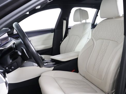 Used 2022 BMW M550i xDrive w/ Dynamic Handling Package image 37