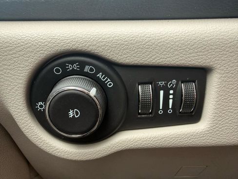 Used 2024 Chrysler Pacifica Limited FWD image 17