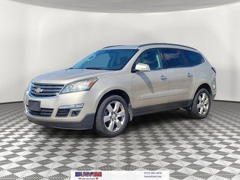 Used 2016 Chevrolet Traverse LT w/ Style and Technology Package FWD image 2