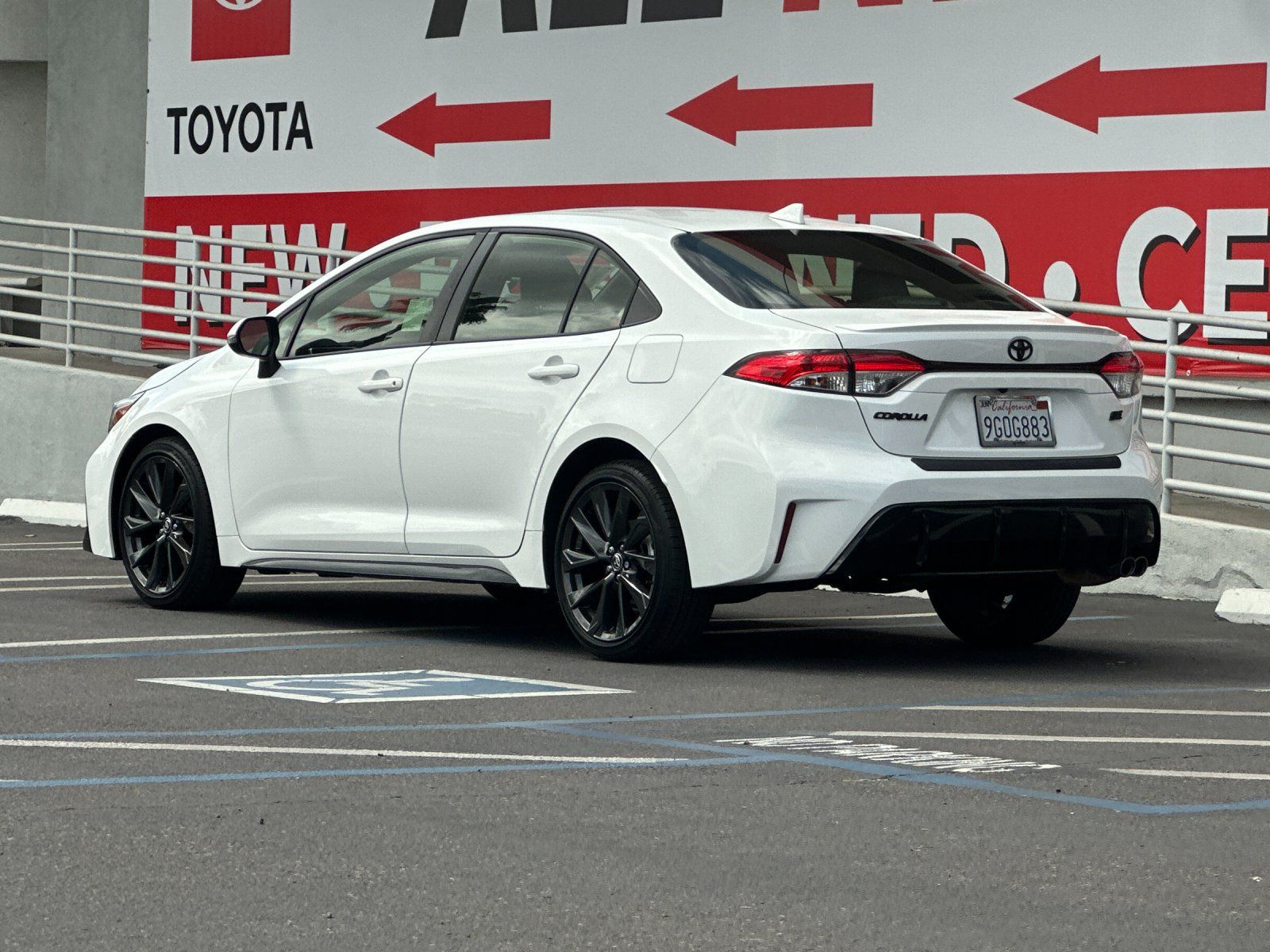 Used 2023 Toyota Corolla SE w/ SE Premium Package FWD image 3