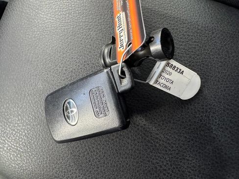 Used 2020 Toyota Tacoma TRD Off-Road AWD/4WD image 3