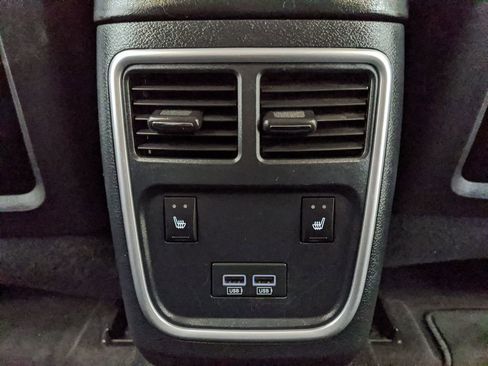 Used 2018 Chrysler 300 Limited image 13