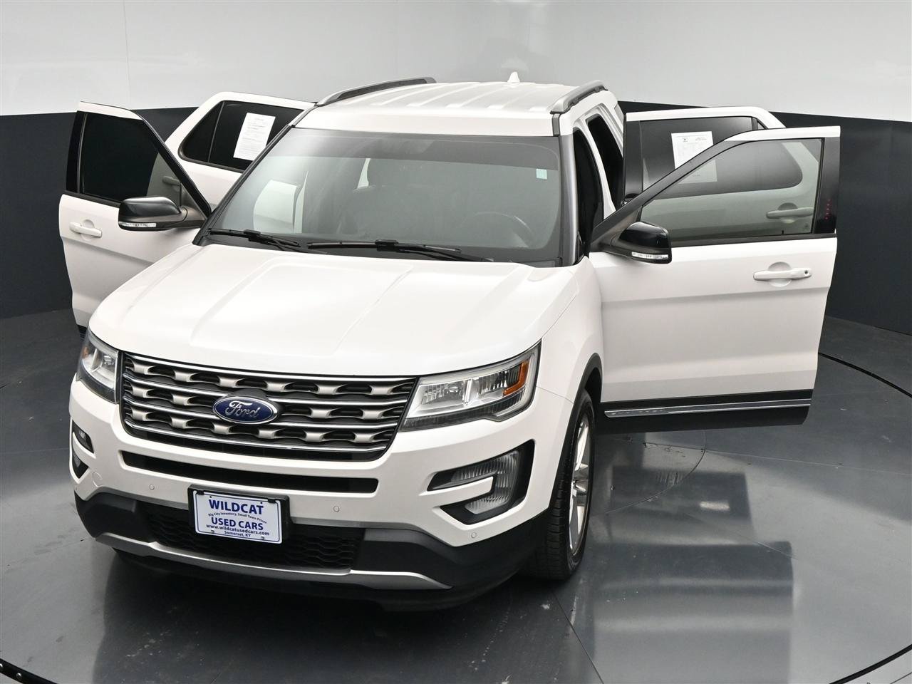 Used 2017 Ford Explorer XLT w/ Equipment Group 202A AWD/4WD image 36