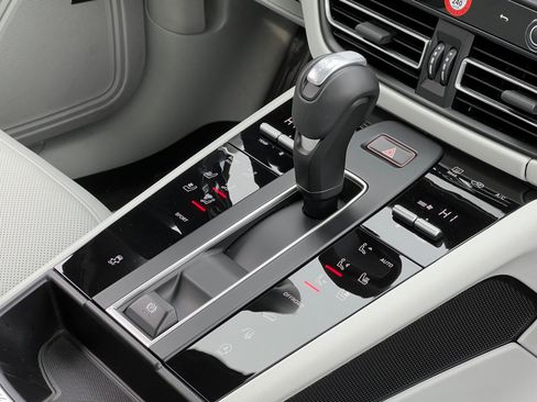 Certified 2025 Porsche Macan image 34