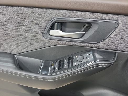 Used 2023 Nissan Rogue SV image 28