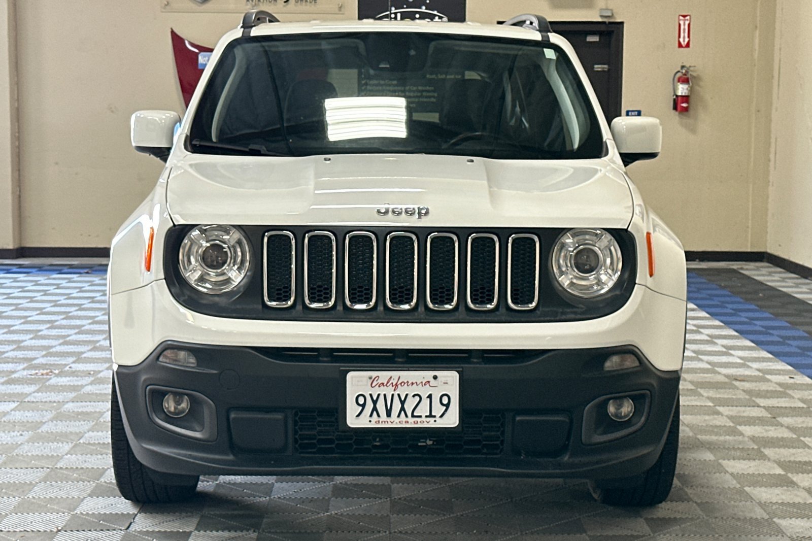 Used 2018 Jeep Renegade Latitude FWD image 9
