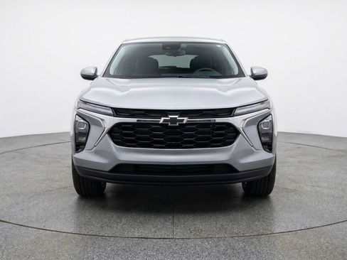 Used 2025 Chevrolet Blazer LT FWD image 2