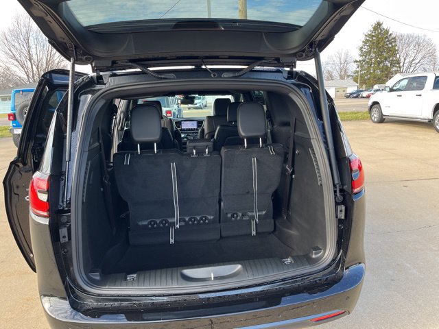 New 2026 Chrysler Pacifica Select w/ S Appearance Package FWD image 22