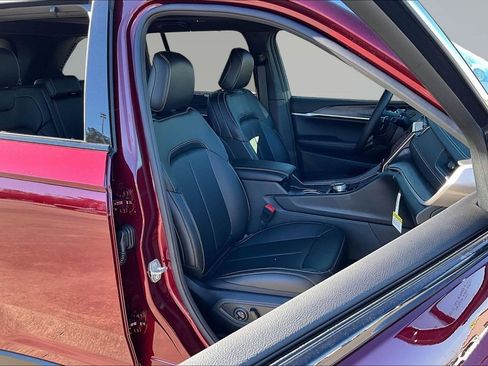 New 2025 Jeep Grand Cherokee Limited image 8