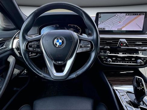 Used 2021 BMW 530i xDrive w/ Premium Package image 8