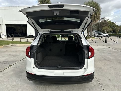 Used 2024 GMC Terrain SLE image 21