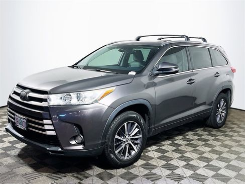 Used 2018 Toyota Highlander XLE w/ Carpet Mat Package (TMS) image 4