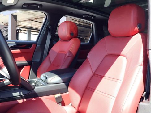 Certified 2023 Porsche Cayenne AWD/4WD image 5