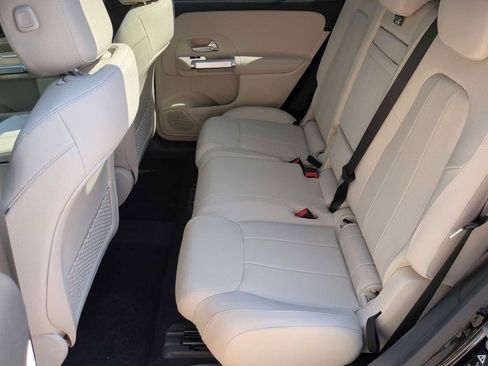 Used 2025 Mercedes-Benz GLB 250 4MATIC image 21