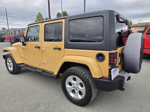 Used 2013 Jeep Wrangler Unlimited Sahara w/ Connectivity Group image 12
