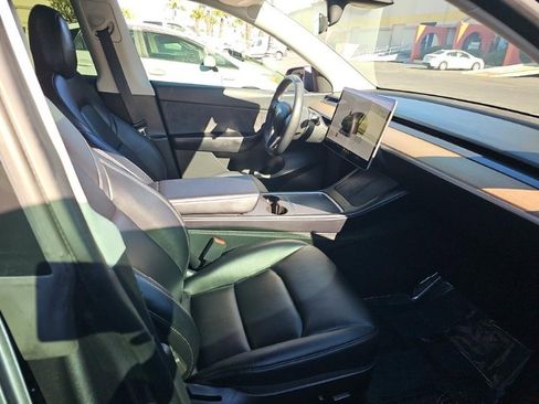 Used 2022 Tesla Model Y Long Range image 8