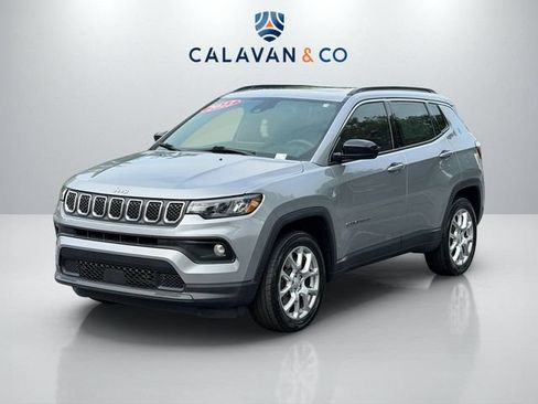 Used 2023 Jeep Compass Latitude w/ Sun and Sound Group AWD/4WD image 3