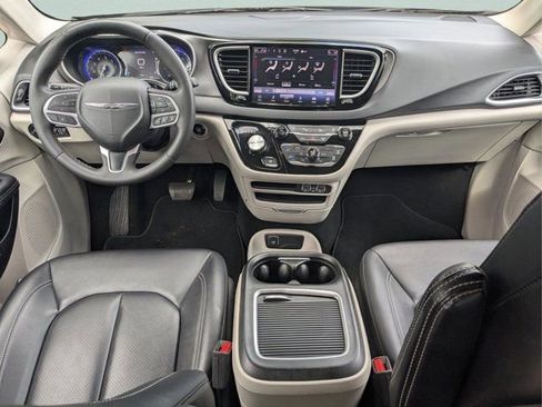 Used 2024 Chrysler Pacifica Touring-L FWD image 13
