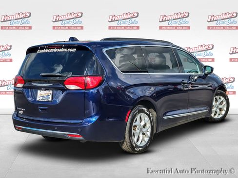 Used 2017 Chrysler Pacifica Touring-L w/ Tire & Wheel Group FWD image 6