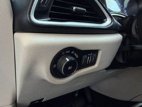 Used 2017 Chrysler Pacifica Touring-L w/ Tire & Wheel Group FWD image 38