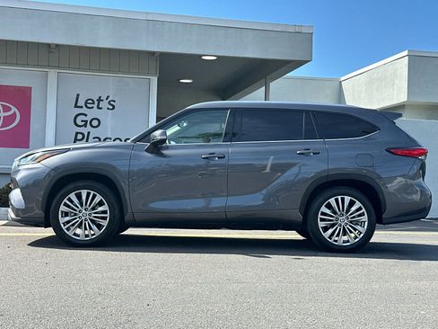 Used 2023 Toyota Highlander Platinum FWD image 2