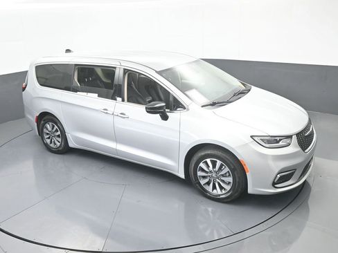 Used 2024 Chrysler Pacifica Select image 59