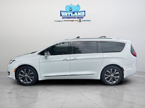 Used 2020 Chrysler Pacifica Limited w/ Tire & Wheel Group FWD image 2