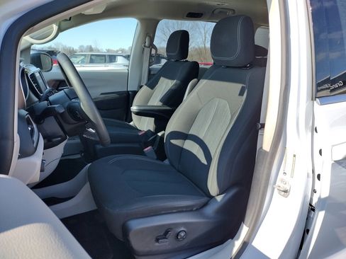 Used 2024 Chrysler Voyager LX image 10