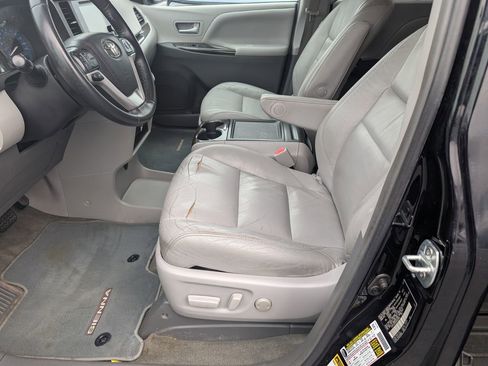 Used 2017 Toyota Sienna L image 14
