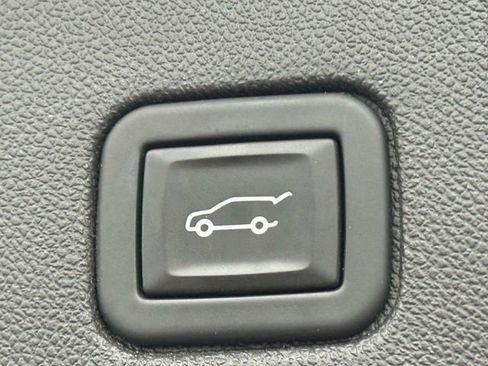 Used 2023 Chevrolet Equinox Premier image 38