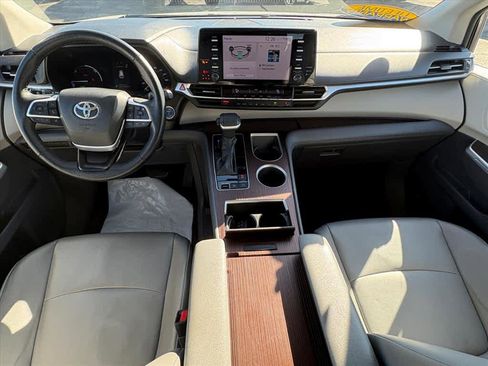 Used 2022 Toyota Sienna XLE image 12