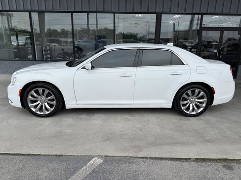 Used 2019 Chrysler 300 Touring L w/ Quick Order Package 2EF RWD image 7