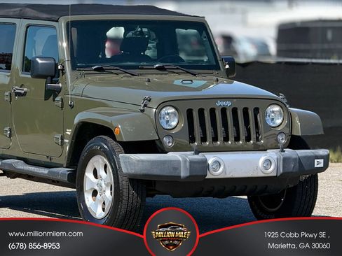 Used 2015 Jeep Wrangler Unlimited Sahara w/ Connectivity Group AWD/4WD image 15