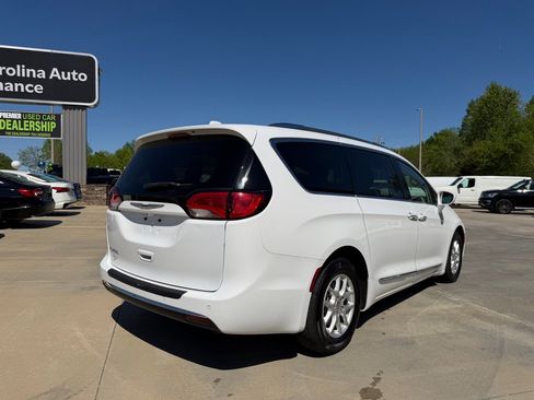 Used 2020 Chrysler Pacifica Touring-L image 4