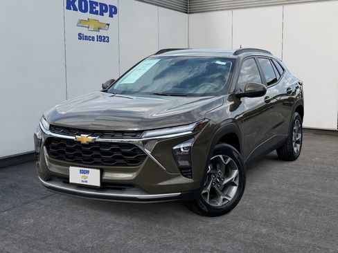 Used 2024 Chevrolet Trax LT w/ Driver Confidence Package FWD image 1