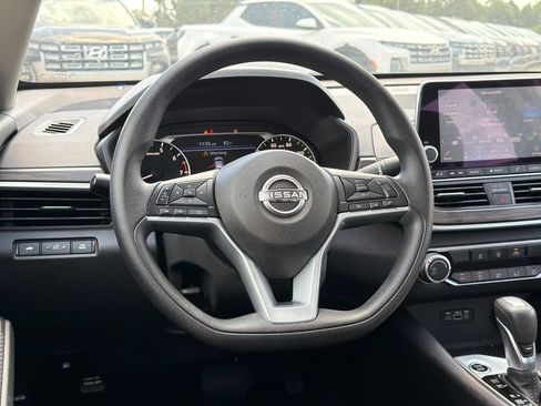 Used 2025 Nissan Altima 2.5 SV FWD image 23
