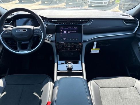 New 2025 Jeep Grand Cherokee Altitude image 14