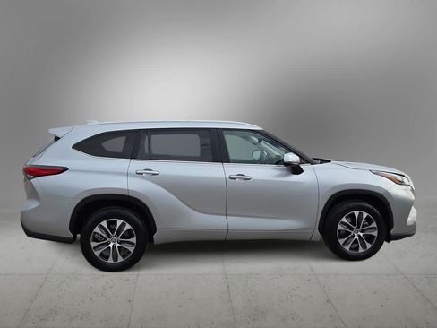 Used 2023 Toyota Highlander XLE FWD image 9